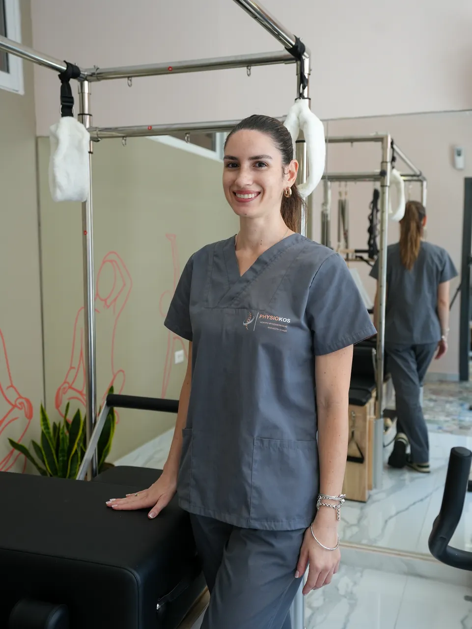 Φυσικοθεραπεύτρια δίπλα στο reformer του Clinical Pilates